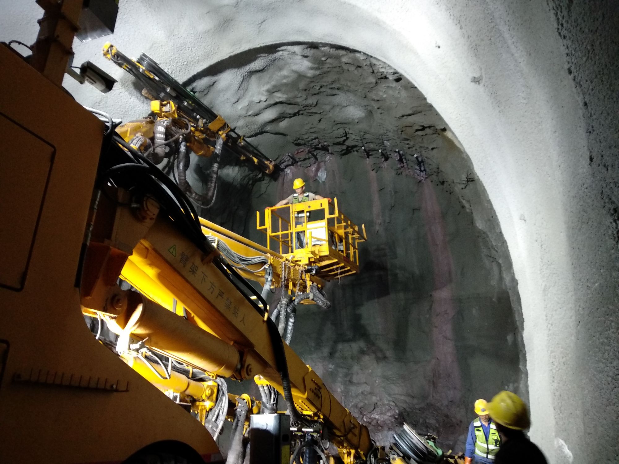 self-drilling-anchor-bolt-system-in-tunnel